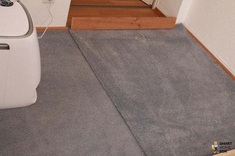 Der Narwal Freo X Ultra reinigt im Test einen Teppich.